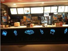 麦当劳柜台也用el冷光片广告牌推广了